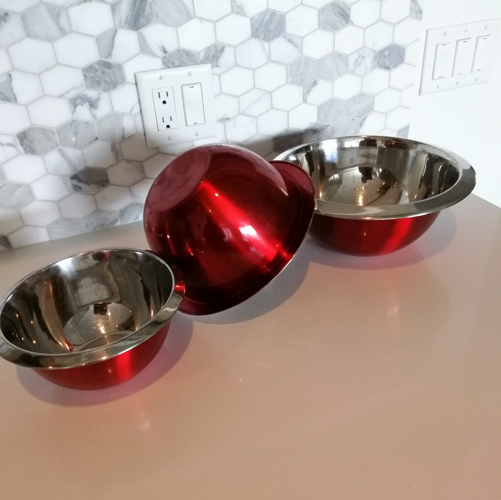 Mixing bowls 3 sizes in stainless steel and red